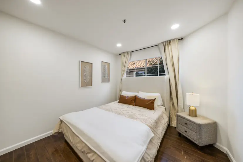 Bedroom with a boucle bed and leather pillows