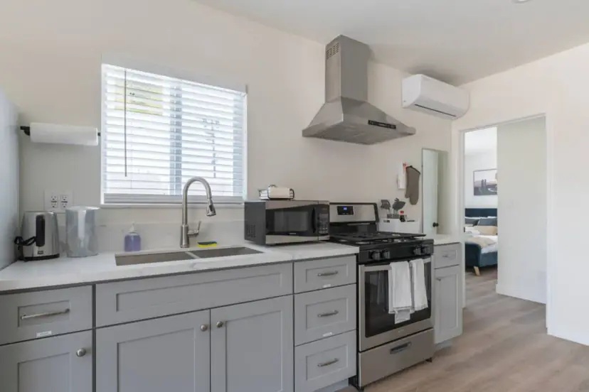 Kitchen with a double sink and a range hood