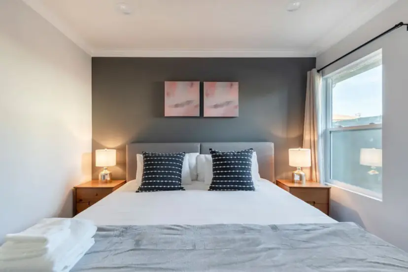 King bed with navy pillows