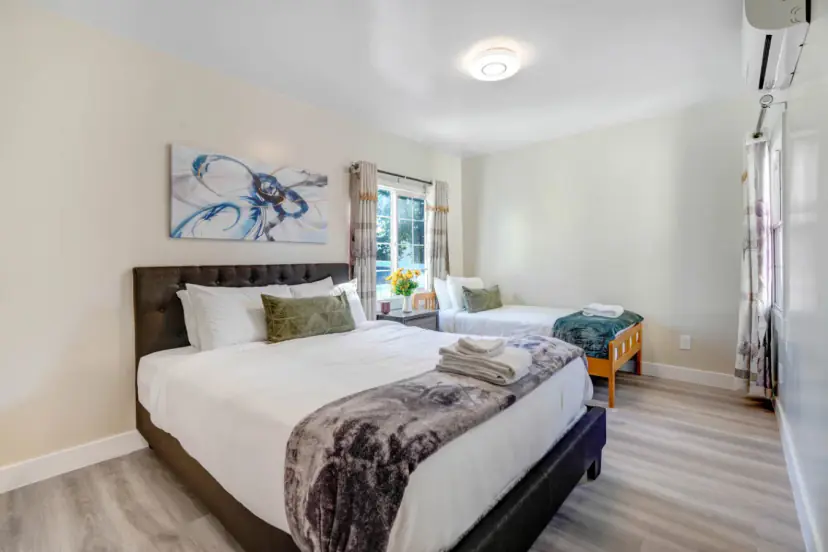 Bedroom with a queen bed and a twin bed