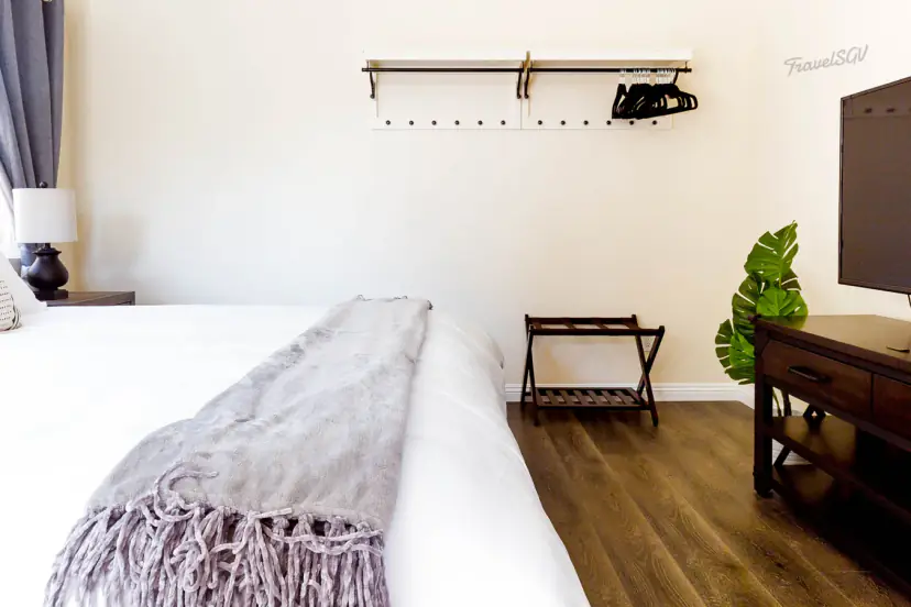 Bedroom with a hanging rail, luggage rack and TV