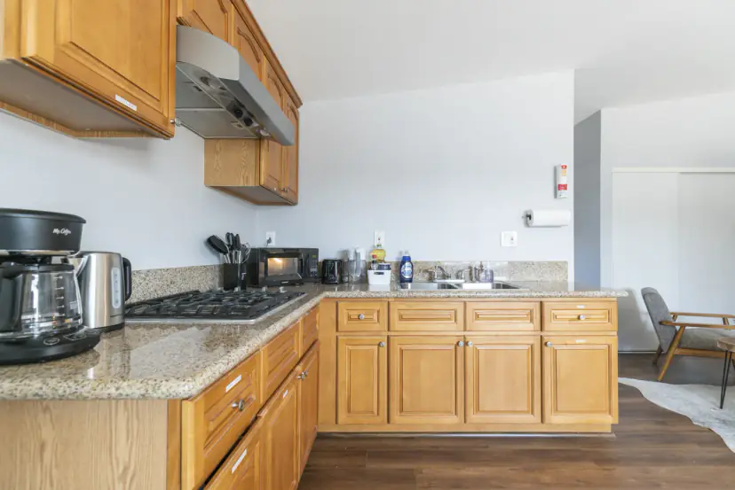 L-shaped kitchen with a gas cooktop and granite