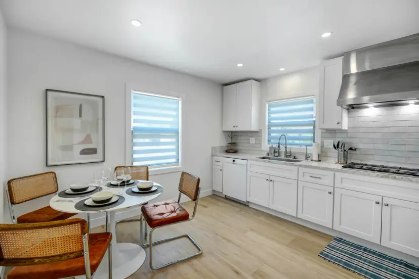 Kitchen and dining corner with a round table and cane chairs