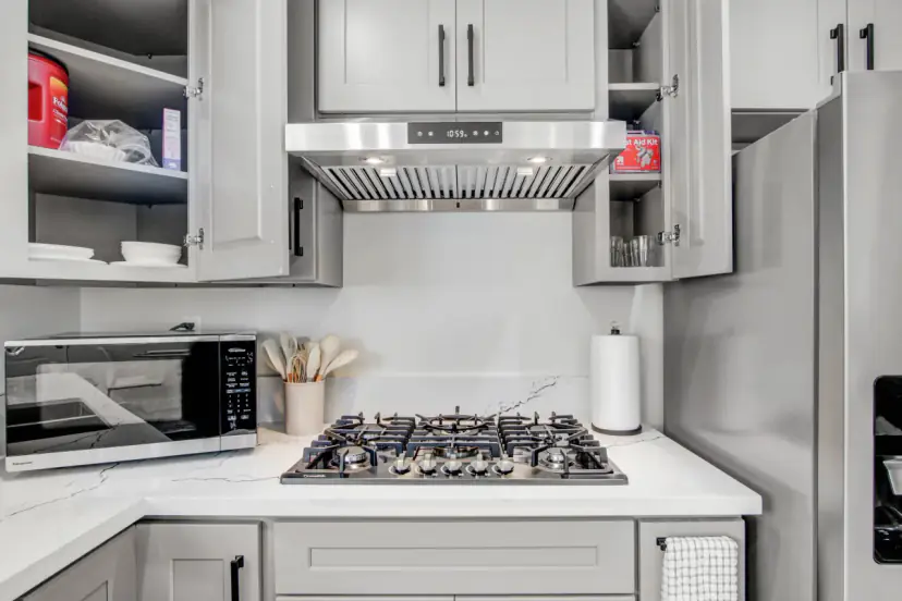 Gas cooktop under a range hood