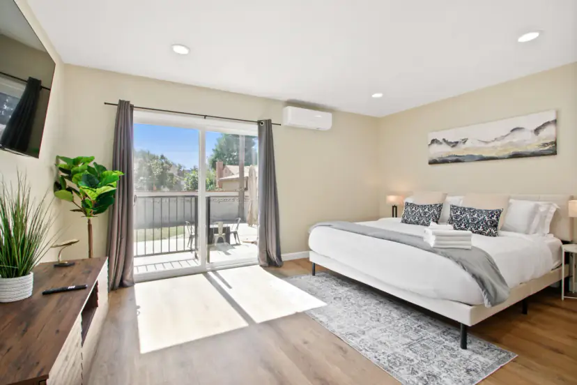 Main bedroom with a king bed and a sliding door to the patio