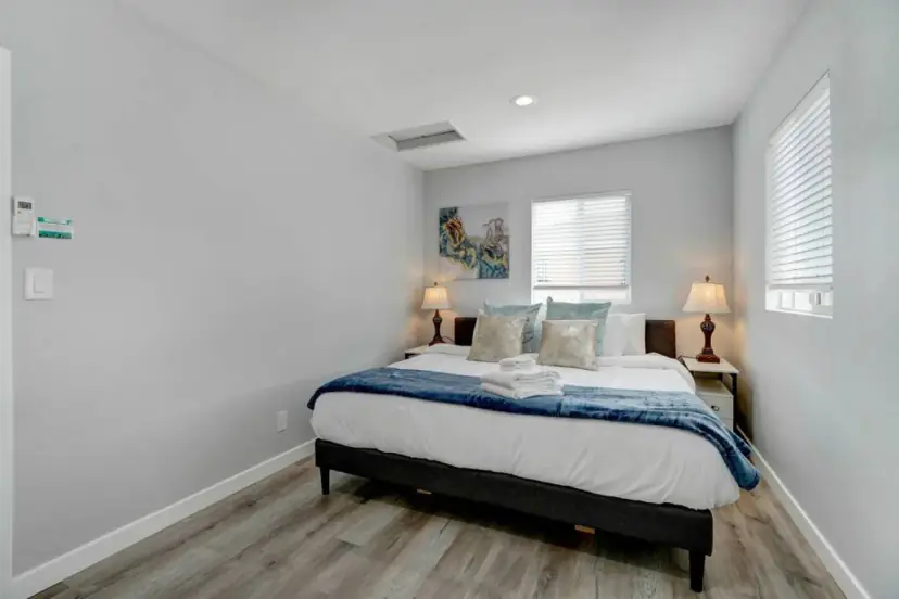 Bedroom with a queen bed and two lamps